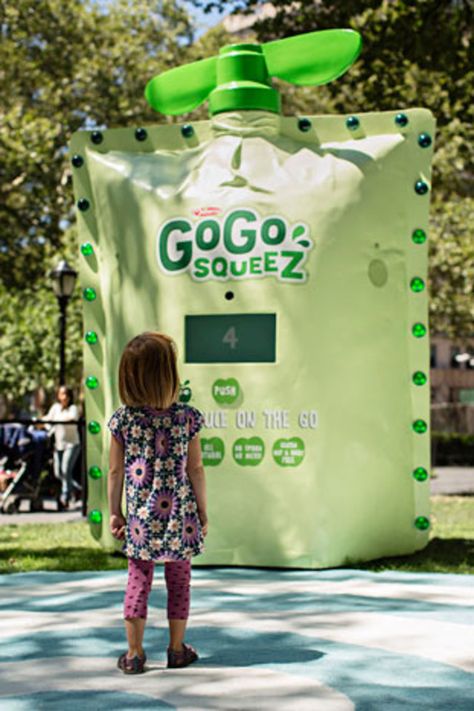 Gogo Squeez promo encouraged kids to push a button and then one of their applesauce packets launched out with a branded parachute. Brand Activation Ideas, Experiential Marketing Events, Gogo Squeez, Activation Ideas, Snack Brands, Brand Activations, Summer Promotion, Engagement Marketing, Brand Pop