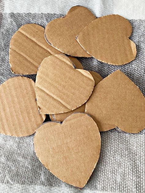 Cardboard Yarn Hearts, Yarn Hearts Craft, Cardboard Hearts Craft, Yarn Wrapped Hearts, Yarn Hearts Diy, Diy Cardboard Crafts Decoration, Heart Ornaments Diy, Felt Hearts Diy, Easy Cardboard Crafts