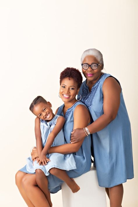 Black Generational Family Pictures, Family Generation Photography, Three Generation Photos, Grandparents Photography, Mommy Daughter Photoshoot, Generation Pictures, Generations Photography, Mother Daughter Pictures, Big Family Photos