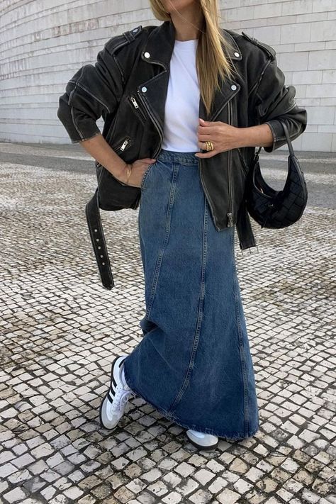 How to style a long denim skirt. Check out these super stylish and super trendy denim maxi skirt outfit ideas Long Denim Skirt Outfit Winter, Denim Skirt Outfit Winter, Denim Maxi Skirt Outfit, Long Denim Skirt Outfit, Long Jean Skirt, Maxi Skirt Style, Denim Skirt Outfits, Long Skirt Outfits, Maxi Outfits