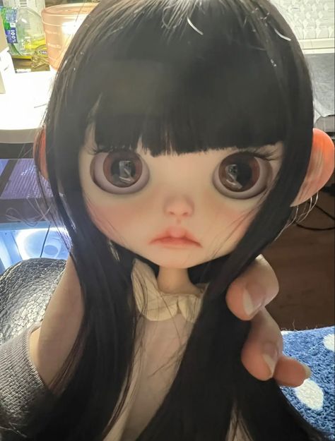 Blythe Doll Black Hair Hazel Eyes, Blythe Dolls Black Hair Bangs, Asian Blythe Doll, Blythe Dolls Black Hair, Blythe Dolls Cute, Aesthetic Doll, Black Hair Bangs, Red Bangs, Big Eyes Doll