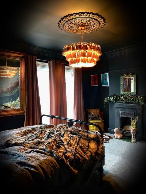 Moody Master, Dramatic Bedroom, Moody Bedroom Ideas, Victorian Bedroom, Moody Bedroom, Dark Bedroom, Bad Inspiration, Black Bedroom, Dark Interiors