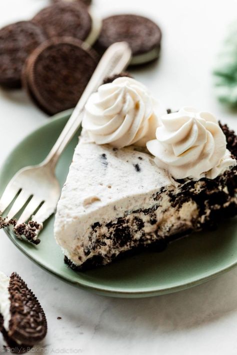 This is deliciously creamy cookies and cream pie! It's mostly no bake and made from only 6 ingredients like cream cheese, heavy cream, and Oreo cookies. You won't be able to put down your fork! Recipe on sallysbakingaddiction.com Cookies And Cream Pie, Oreo Cream Pie, Sally Baking, Creamy Cookies, Oreo Cookie Cake, Homemade Oreo Cookies, Oreo Pie, No Bake Pumpkin Cheesecake, Oreo Cream