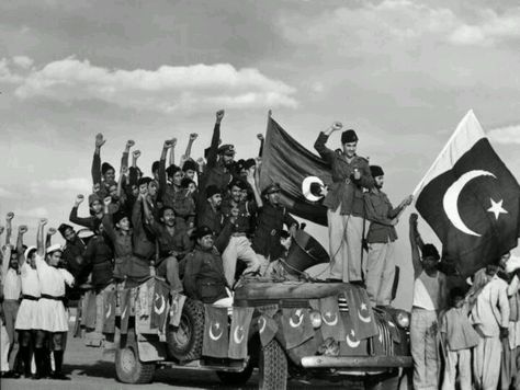 Classic picture of Independence of Pakistan in 1947 1947 Pakistan, 1947 India, Independence Day 2023, Margaret Bourke White, Pakistan Culture, History Of Pakistan, Pakistan Independence, Pakistan Independence Day, Pakistan Zindabad