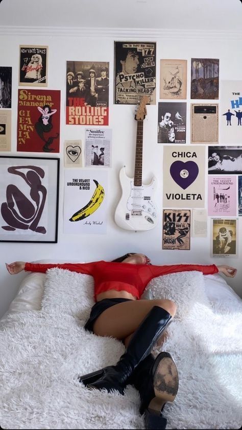 stargirl // wall decor // photo ideas // pinterest girl // kiss // Rolling Stones//
Electric guitar // Baddie Apartment Decor, Baddie Room Ideas Bedrooms, Baddie Room Ideas Aesthetic, Cool Girl Bedrooms, Baddie Room Ideas, Red Room Decor, Baddie Bedroom, Baddie Bedroom Ideas, Baddie Room