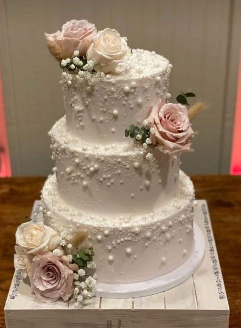 Whimsical Wedding Cake Ideas, Chocolate Frosting Wedding Cake, White Glitter Wedding Cake, Torte Za Svadbe, Torte Za Vjenčanje, Wedding Cake Frosting Flowers, Wedding Cake Simple Elegant Classy, Office Fall Decorations, Pearl Wedding Cakes