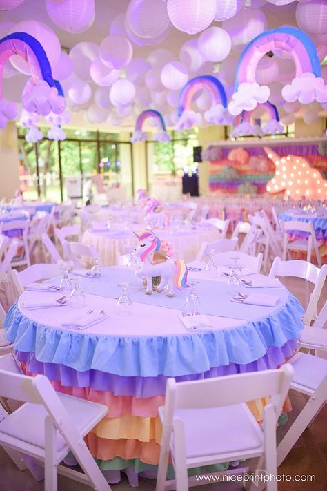 Unicorn Party Table, Party Table Decoration Ideas, Halloween Decorations Party Food, Halloween Decorations Party, Deco Pastel, Unicorn Birthday Party Decorations, Table Decoration Ideas, Easy Halloween Party, Unicorn Themed Birthday Party