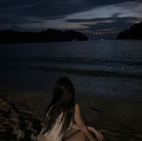 Anak Haiwan, Ocean Girl, Beach At Night, Beach Night, Photographie Inspo, Night Vibes, Trik Fotografi, Foto Ideas Instagram, Beach Poses