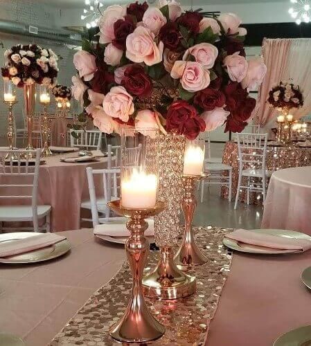 Rose Gold Table Setting, Maroon Room, Quinceañera Decor, Rose Gold Wedding Table, Rose Gold Vase, Rose Gold Centerpiece, Rose Gold Quince, Champagne Decor, Gold And Burgundy Wedding