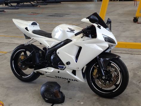 All white White Motorcycle Aesthetic, Black And White Motorcycle, Pretty Bikes, Motorcycle White, Tmax Yamaha, White Bike, Motocross Love, Cbr 600rr, White Motorcycle