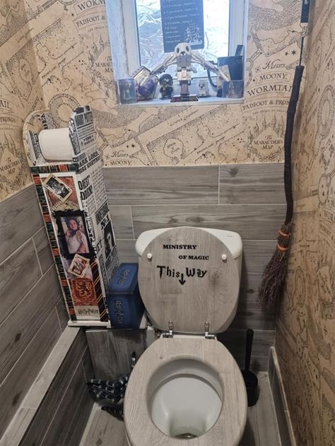 Small Harry Potter Bathroom, Harry Potter Room Of Requirement, Harry Potter Toilet Ideas, Harry Potter Theme Bathroom, Harry Potter Themed Bathroom, Harry Potter Toilet, Harry Potter Bathroom Ideas, Harry Potter Bathroom Decor, Harry Potter Aesthetic Room Decor