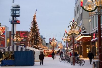 Visitar Finlandia durante la época de Navidad es una maravilla. Lo más significativo es poder disfrutar del sol de medianoche. En la ciudad existe la residencia oficial de Papá Noel, donde se puede conocer personalmente a Santa Claus, o enviar una carta desde la oficina postal central de Papá Noel. También por este parque pasa la línea del Círculo Polar Ártico que traspasamos al llegar a la ciudad por avión, ya que el aeropuerto está dentro del Círculo Polar Artico. Dream Places, All Over The World, Christmas Time, Lamp Post, Norway, Santa Claus, Street View, Christmas, Travel