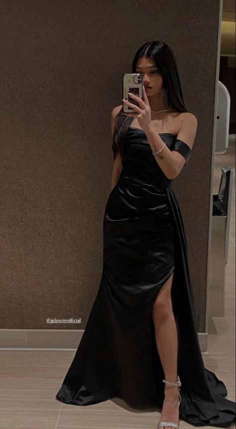 Black Dress Outfit, Classy Prom, Classy Prom Dresses, Stunning Prom Dresses, Black Dress Outfits, Prom Dress Inspiration, Black Prom, Cute Prom Dresses, Stylish Party Dresses