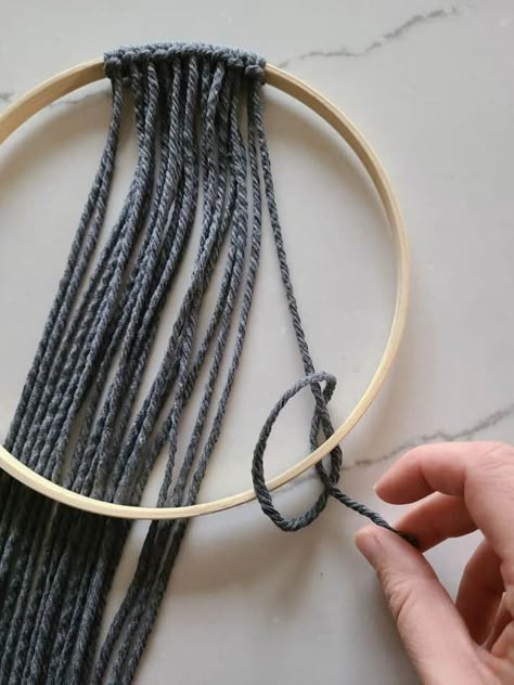 Macrame Easy, Macrame Circle, Basic Knots, Circular Weaving, Wall Art Macrame, Macrame Hoop, Macrame Wall Hanging Tutorial, Plant Hanger Macrame, Yarn Wall Art