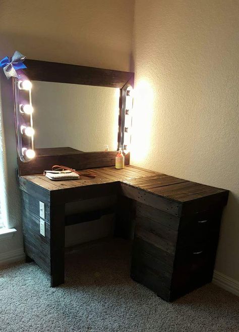 Rustic Makeup Vanity Ideas, Rustic Makeup Vanity, Corner Vanity Table, Pallet Vanity, Vanity Corner, Lavabo D Angle, Makeup Vanity Decor, Diy Vanity Mirror, Table Palette