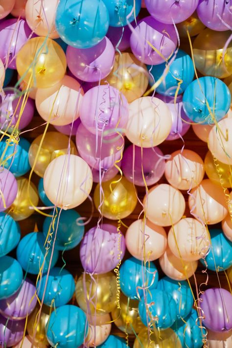 balloons Balloon Aesthetic, Balloons Aesthetic, Ceiling Wedding, Balloon Wallpaper, Balloon Ceiling, Balloons Photography, Happy Birthday Wallpaper, Birthday Wallpaper, Serin