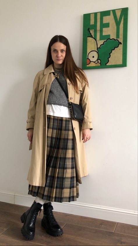 Checkered Long Skirt Outfit, Checkered Skirt Outfit Winter, Tartan Midi Skirt Outfit, Checker Skirt Outfit, Long Tartan Skirt Outfit, Long Skirt Boots Outfit, Plaid Maxi Skirt Outfit, Scottish Skirt Outfit, Plaid Midi Skirt Outfit