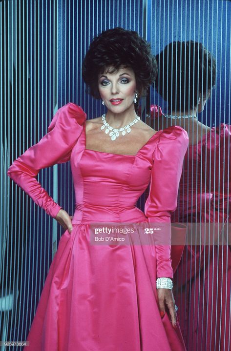 News Photo : DYNASTY - Joan Collins in Dynasty, March 1984.... Alexis Colby, Alexis Carrington, Dame Joan Collins, Dynasty Outfits, Glamouröse Outfits, Pink Satin Dress, Mode Chanel, Joan Collins, 1980s Fashion