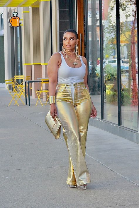 Foil Denim, Gold Pants, Gold Outfit, Elegante Casual, Fashion Mistakes, Curvy Girl Fashion, Straight Leg Denim, Style Mistakes, Fall Fashion Outfits