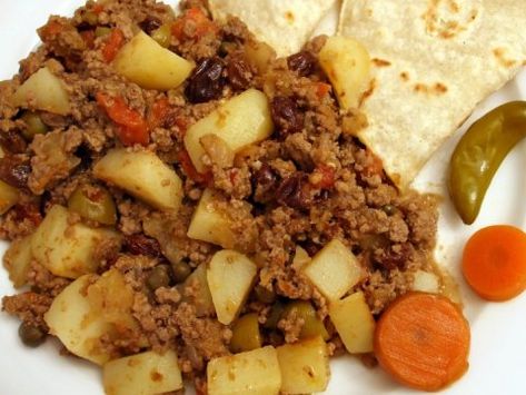 Te compartimos la deliciosa receta de picadillo para 20 personas, te encantará, es muy sencillo de preparar. Carne Guisada, Ground Beef And Potatoes, Hash Recipe, Beef And Potatoes, Hispanic Food, Cuban Recipes, Latin Food, Mexican Recipes, Mexican Dishes