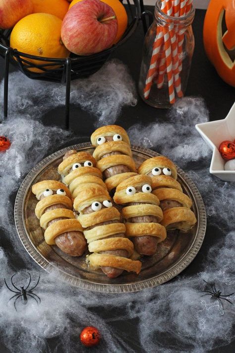 These Sausage Mummies will make a really fun addition to a kids Halloween party! You just need some sausages, pastry and edible eyes! Halloween Appetizers For Adults, Halloween Food For Adults, Party Food For Adults, Halloween Appetizers Easy, Kids Halloween Food, Halloween Food Ideas, Halloween Breakfast, Halloween Food Appetizers, Halloween Party Food