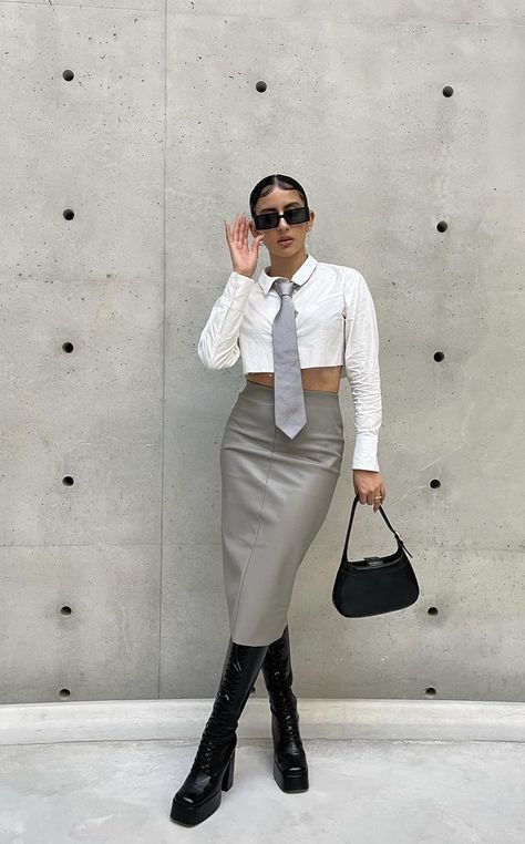 White Dress Blazer Outfit, Women’s Outfits With Ties, Tie Female Outfit, Female Tie Outfit, Outfit With Tie For Women Street Styles, Suit And Tie For Women, Woman Tie Outfit, Womens Tie Outfit, Women Ties Outfit