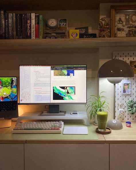 Over Desk Organization, Grad Student Desk Setup, Narrow Desk Setup, College Desk Setup Aesthetic, Desk Setup College, Desk Asethic, Uni Desk Setup, University Desk Setup, Desk Setup Bedroom