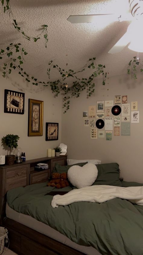 Greens And Browns Room, Sage And Brown Bedroom Aesthetic, Green Vintage Room Aesthetic, Green White Aesthetic Room, Small Room Ideas Green, Hanging Vines In Bedroom, Pigora Foto Aesthetic, Minimalist Cottagecore Bedroom, Green Wall Bedroom Aesthetic