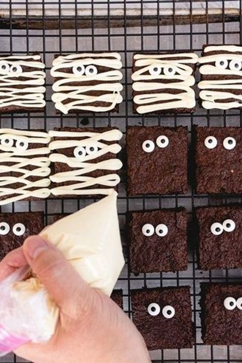 Cute Halloween Brownies, Halloween Party Brownies, Halloween Food Easy Party, Easy Baking Recipes Halloween, Mummy Treat Ideas, Halloween Sweet Snacks For Party, Halloween Mummy Brownies, Halloween Theme Brownies, Halloween Easy Dessert Ideas