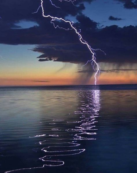 Lightning reflecting on the water 💙  #lightning #reflection #water #ocean #sea #light #lightningreflectingonthewater #photo #fifthridge #usman Cer Nocturn, Lightning Storm, Wallpaper Tumblr, Lightning Mcqueen, Alam Yang Indah, Natural Phenomena, Lightning Bolt, Nature Wallpaper, Beautiful Photography