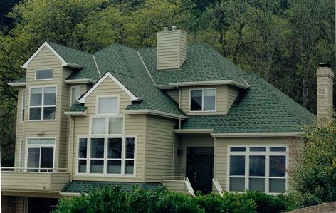 Owens Corning Laminated Composition Shingles, Color:Chateau Green - Corvallis, OR Green Roof House, Green Facade, Roof House, Living Roofs, Ski House, Residential Roofing, Roof Covering, House Siding, Green Tile