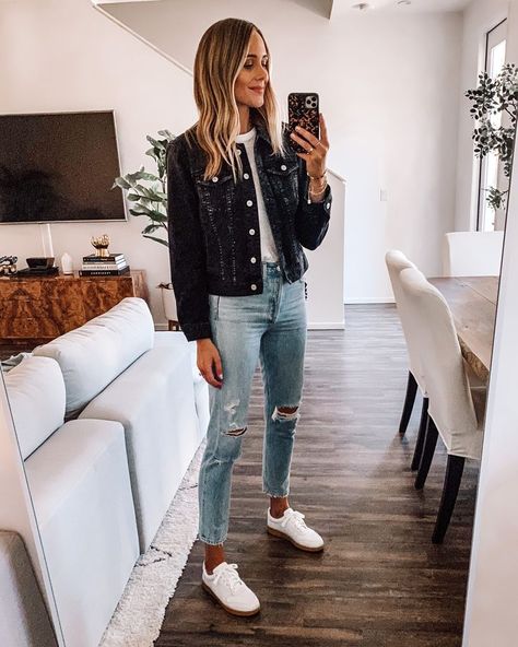 . Black Demin Jacket Outfits Style, Outfit With Black Denim Jacket, Outfit Ideas With Black Denim Jacket, Black Levi Jacket Outfit, Jeans Jackets Outfits, What To Wear With A Black Jean Jacket, Black Jean Jacket Outfits Winter, Black Jeans And Denim Jacket Outfit, How To Wear A Black Denim Jacket