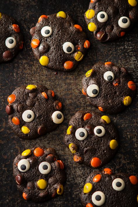 Cookie Halloween, Halloween Torte, Halloween Backen, Halloween Cookie Recipes, Double Chocolate Cookies, Halloween Baking, Halloween Goodies, Halloween Monster, Halloween Desserts