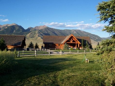 Work on a ranch in Montana! Bucketlist Montana Living, Dream Ranch, Ranches Living, Montana Ranch, Montana Homes, Ranches For Sale, House Dream, Modern Ranch, Home On The Range