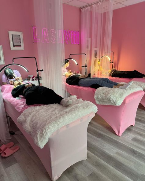 Lash And Hair Room, Lashes Salon Ideas, Lash Set Up, Lash Tech Room Ideas, Lash Rooms, Beauty Salon Ideas, Lash Extension Salon, Beauty Bar Salon Ideas, Beauty Bar Ideas