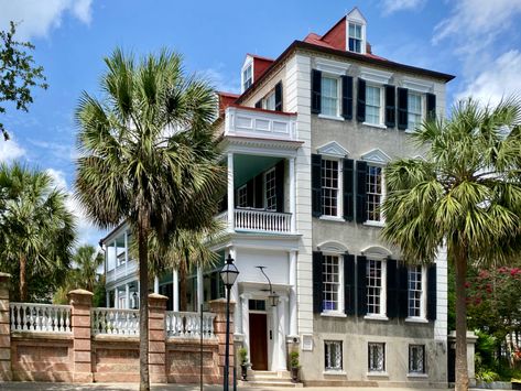 The Charleston Single House – Charleston Livability Charleston Home Exterior, Charleston Sc House Exterior, Charleston Row Houses, Charleston Single House Plans, Charleston Historic Homes, Charleston Single House, Charleston House Exterior, Charleston Houses, Charleston House