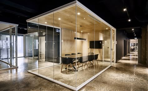 Administrative Office Design, Cool Meeting Room, Futuristic Meeting Room, Glass Conference Room, Roll Down Shades, Meeting Room Design Office, Conference Room Design, Meeting Room Design, Sliding Curtains