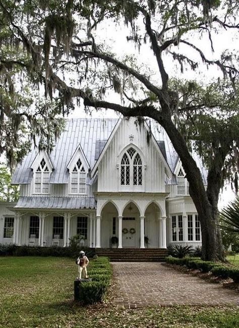 White Gothic House Exterior, East Coast Architecture, House From Practical Magic, Gothic Porch, Gorgeous Architecture, White Gothic, Moss Covered, Rose Hill, Casas Coloniales