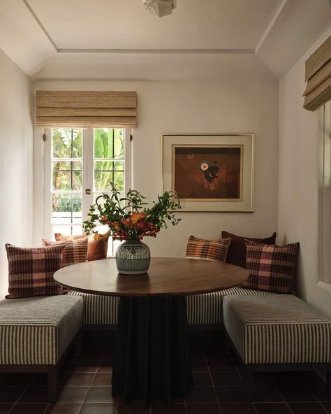 Dining Room Sloped Ceiling, Disc Interiors, Spanish Style Home, Stone Dining Table, Banquette Seating, Dining Nook, Dining Room Inspiration, Breakfast Nook, Banquette