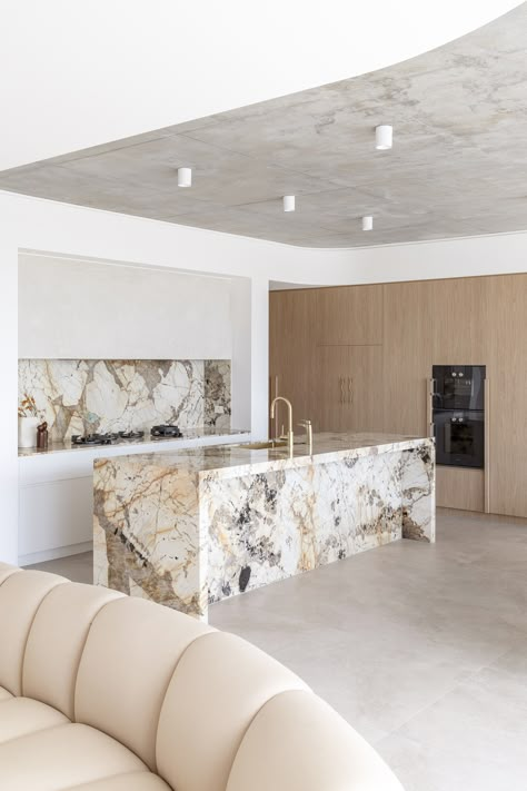 The Mediterranean style kitchen features a quartzite granite Patagonia stone and brushed brass tapware. Contemporary Mediterranean, Kitchen Island Bench, Mediterranean Style Homes, Kitchen Inspiration Design, Küchen Design, Kitchen Style, House Inspo, Inspired Homes, 인테리어 디자인