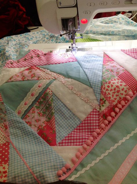 Crumb Quilting, Crazy Quilt Templates, Crazy Quilt Tutorials, Crazy Patchwork Quilt, Quick Quilts, Upcycling Clothes, Patchwork Diy, Crazy Quilts Patterns, Patchwork Tutorial