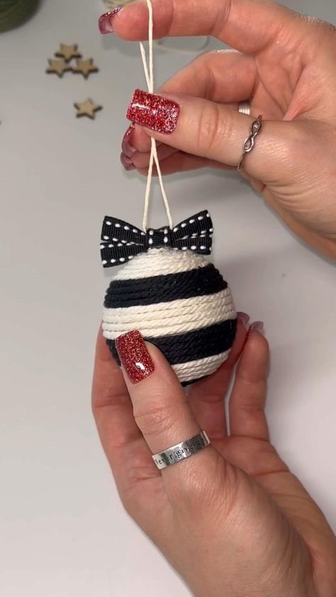 Diy Xmas Ornaments, Macrame Cords, Diy Christmas Ball, Boho Christmas Tree, Boho Christmas Decor, Christmas Decorations Diy Crafts, Diy Christmas Ornament, Diy Christmas Tree Ornaments, Handmade Christmas Crafts