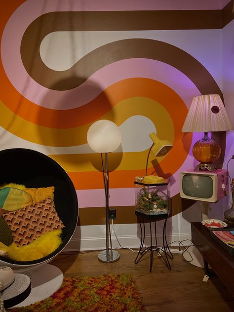 Rock Aesthetic Room, 70s Stripe Wall, Retro Room Aesthetic, Groovy Bedroom, Retro Room Ideas, Groovy Room, 70s Room, Stripe Wall, Diy Mural