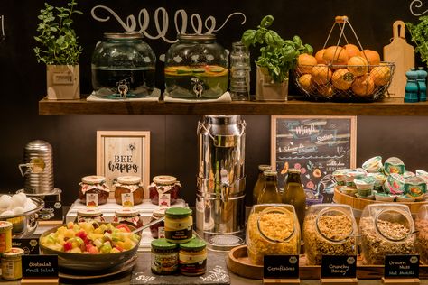 Hotel Breakfast Buffet, Breakfast Catering, Bmw Museum, Vegan Spread, Organic Breakfast, Vegetarian Sausages, Buffet Ideas, Food Buffet, Hotel Breakfast