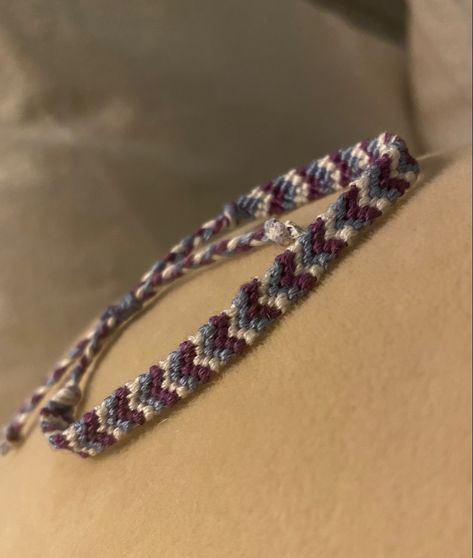 Matching Bracelets String, Friendship Bracelets For Boyfriend, Chevron Bracelet Color Ideas, Chevron Bracelet Pattern, Crochet For Boyfriend, Thread Bracelets Patterns, Bread Bracelet, Threaded Bracelets, Bracelets Thread