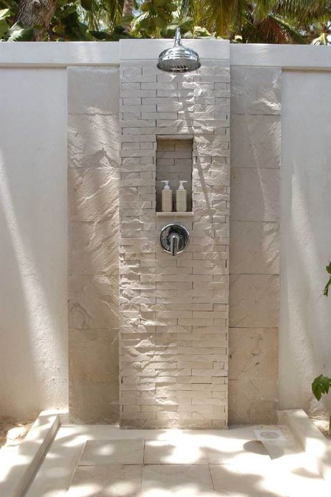 Outdoor showers are a luxury that every home should have. Modern Shower Design, Outside Showers, Outdoor Bathroom Design, Pool Shower, Garden Shower, Outdoor Bath, Outdoor Bathrooms, Modern Shower, Shower Design