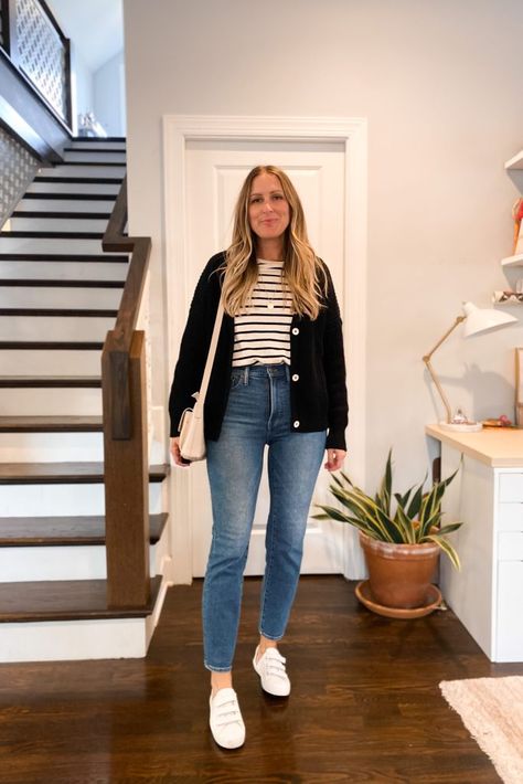 White And Black Striped Shirt Outfit, Casual White Sneakers Outfit, Black Striped Shirt Outfit, Striped Tshirt Outfits, Black Jeans Outfit Casual, Tshirt And Jeans Outfit, Jeans Outfit Fall Casual, White Striped Shirt Outfit, Black Cardigan Outfit