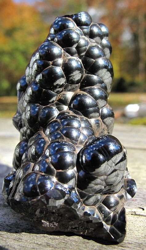 Hematite: Grounds oneself when scattered and enhances willpower and original thought Rocks And Fossils, Geology Rocks, Pretty Rocks, Beautiful Rocks, Mineral Stone, Minerals And Gemstones, Rocks And Gems, Precious Gems, Gems And Minerals