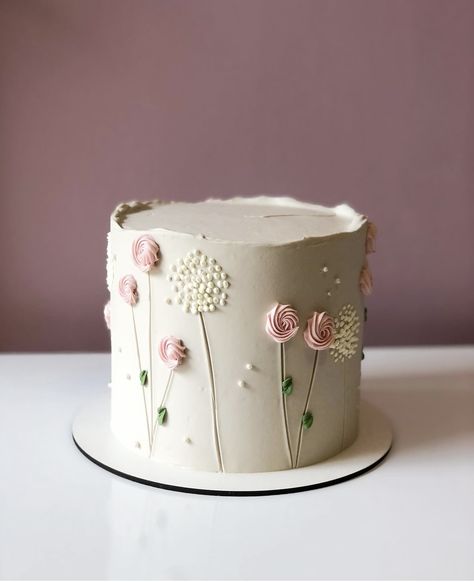 Different Cake Ideas Unique, Cakes For Work, White Flower Cake Design, Piped Flowers Cake, Simple Female Birthday Cake, Floral Cake Decorating Ideas, Wild Flowers Cake, Simple Cake Ideas Birthday, Frosting Flowers On Cake