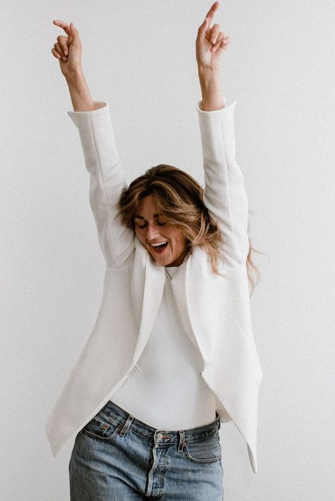 Photo of a woman in a white blazer and blue jeans smiling with her hands over her head. Personal Brand Photoshoot, Brand Photography Inspiration, Business Photoshoot, Branding Photoshoot Inspiration, Brand Photoshoot, Photoshoot Studio, Personal Branding Photoshoot, Brand Photographer, Studio Photoshoot